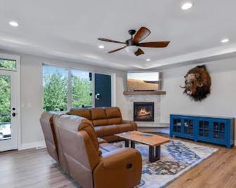 5 minute walk to downtown. Upscale alaskan decor. - Anchorage - Living room