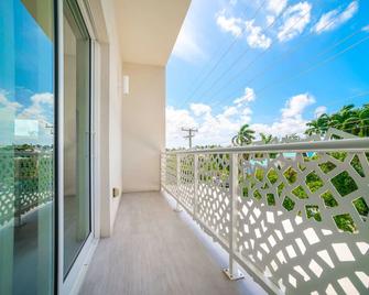 Cayman Luxury Rentals at The Grove - West Bay - Balkón