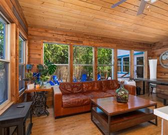Boho-Ranch Retreat in Hip East Austin w Hot Tub and Cowgirl pool. - Austin - Sala de estar