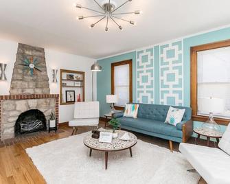 1960s Gem-Close to Downtown And In a Quiet Area - Cedar Rapids - Sala de estar