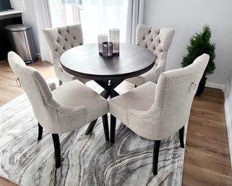 Newly renovated home in the heart of Cochrane close to lake and downtown - Cochrane - Essbereich