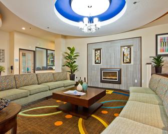 Holiday Inn Express & Suites Denver East-Peoria Street - Denver - Living room