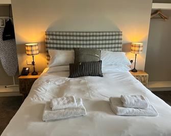 The Shore - Kirkwall - Bedroom