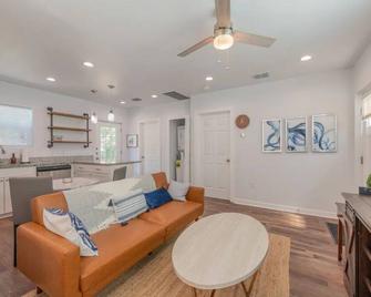 Pet Friendly Getaway Cottage w Private Deck Fast Wifi + Parking - 聖安東尼奧 - 客廳