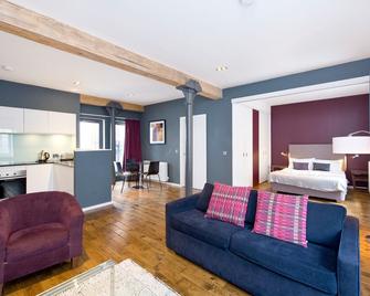 Destiny Scotland -The Malt House Apartments - Edinburgh - Living room