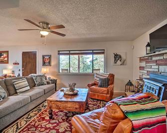 Bike, Hike and Unwind Tranquil Payson Getaway! - Payson - Wohnzimmer