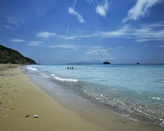 Leivatho Hotel - Svoronata - Strand