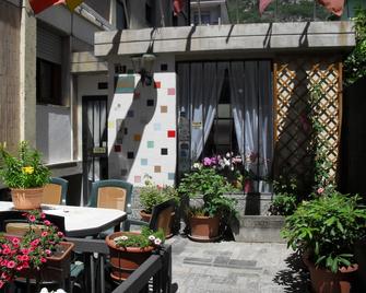 Hotel Ristorante Al Caminetto - Aosta - Patio