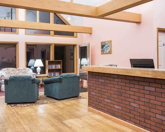 Travelodge by Wyndham Lake George NY - Lake George - Receptionist