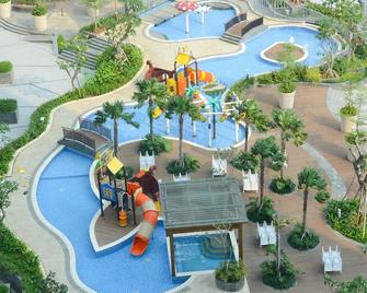 Homey And Modern 2Br At The Mansion Kemayoran Apartment - Yakarta - Piscina