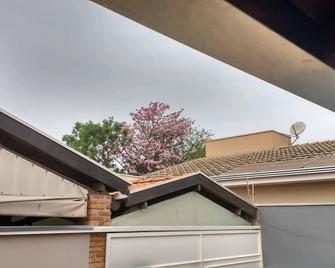 casa a 5 minutos do aeroporto e Univida - Araraquara - Vista externa