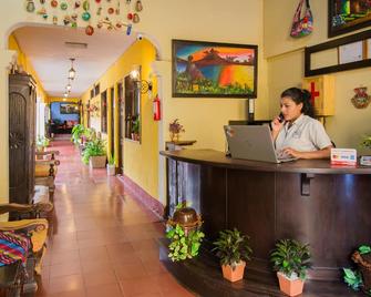 Posada Doña Luisa - Antigua - Front desk
