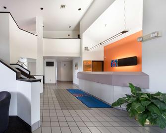 Motel 6 Dallas Northeast - Dallas - Front desk