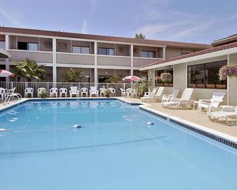 Ramada by Wyndham Portland Airport - Portland - Piscina