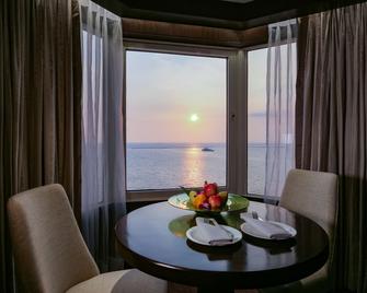 Diamond Hotel Philippines - Маніла - Їдальня