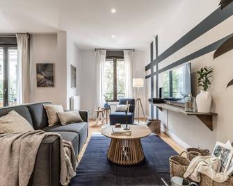 Sebastiano - 3 bedrooms and balcony in Almagro - Madrid - Living room