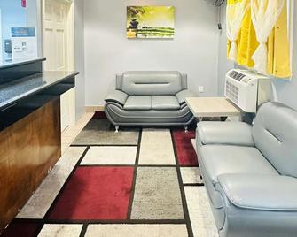 Suburban Studios Abercorn - Savannah - Living room