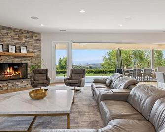 The Ultimate Luxury Getaway: 4BR Estate on 10 Acres! -Just 40 Mins from LA! - Castaic - Wohnzimmer