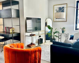 Huge Modern 2 bedroom in Little Italy - New York - Olohuone