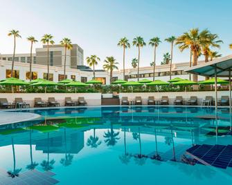 Le Méridien Dubai Hotel & Conference Centre - Dubai - Pool