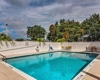 Holiday Inn Express & Suites Boynton Beach West - Boynton Beach - Piscina