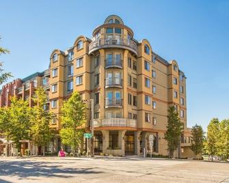 Top Floor Water View Oasis near Space Needle & Cruise - Seattle - Edificio