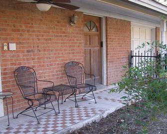 4 Bedroom, 2.5 Bath Downtown Home, Easy Access To Ih35, Fenced Yard - Austin - Patio