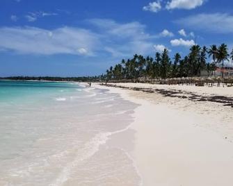Sunny Apartment Los Corales - Punta Cana - Strand