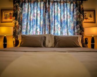 Eko Cozy Guest House - Saint John's - Schlafzimmer