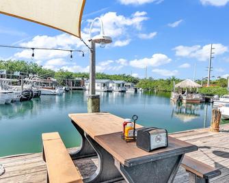 Aqua Lodges At Hurricane Hole Marina - Cayo Hueso - Restaurante