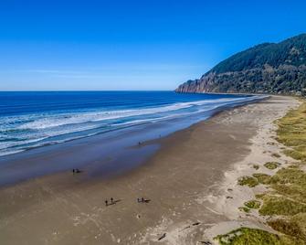 Sprig Dwelling! Clean Contemporary Less than One Block to Manzanita Village. - Manzanita - Playa