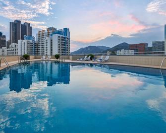 Crowne Plaza Zhuhai City Center - Zhuhai - Pool
