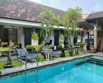 Balicozy Apartement Kedonganan - กูตาใต้ - สระว่ายน้ำ
