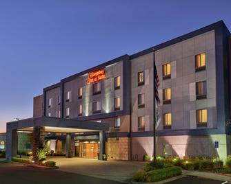 Hampton Inn & Suites Salem - Salem - Edificio