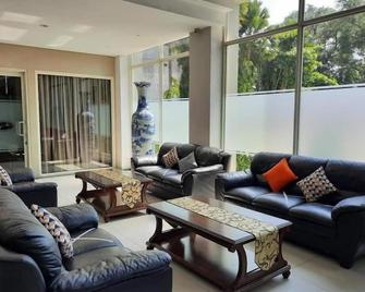 Megaland Hotel Solo - Surakarta - Wohnzimmer
