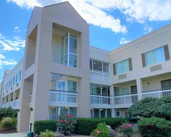 HomeTown Inn by Red Roof East Syracuse - East Syracuse - Building