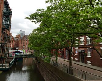 Ville Hotel - Manchester - Building