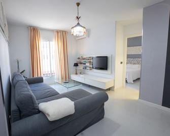 Hostal Apàrtamentos Abril - Nerja - Huiskamer